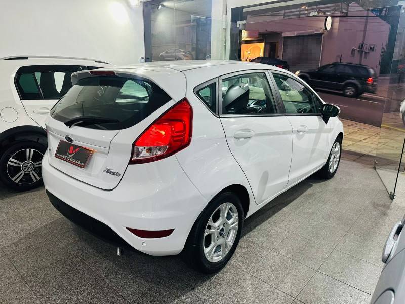 FORD - FIESTA - 2016/2016 - Branca - R$ 51.900,00