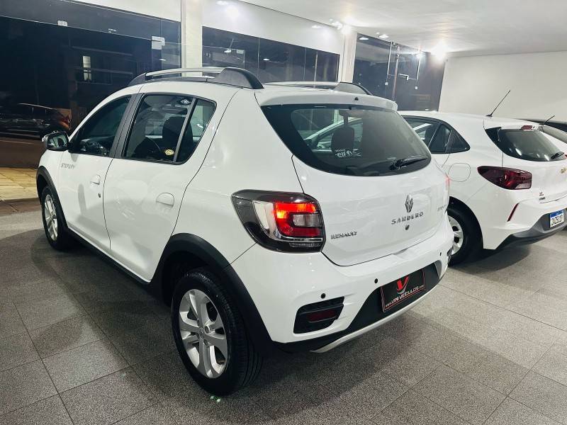 RENAULT - SANDERO - 2019/2019 - Branca - R$ 56.900,00