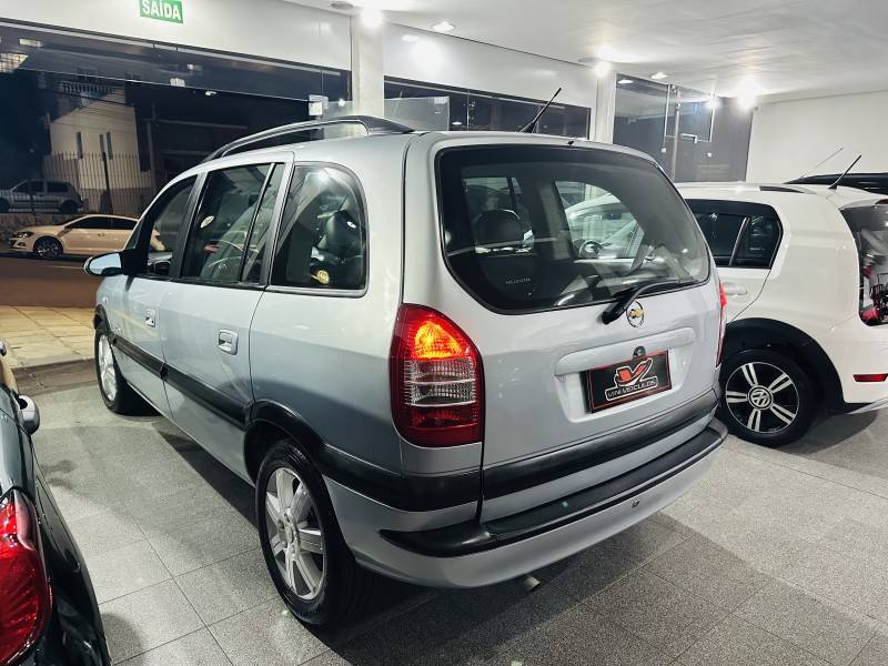 CHEVROLET - ZAFIRA - 2008/2008 - Prata - R$ 35.900,00