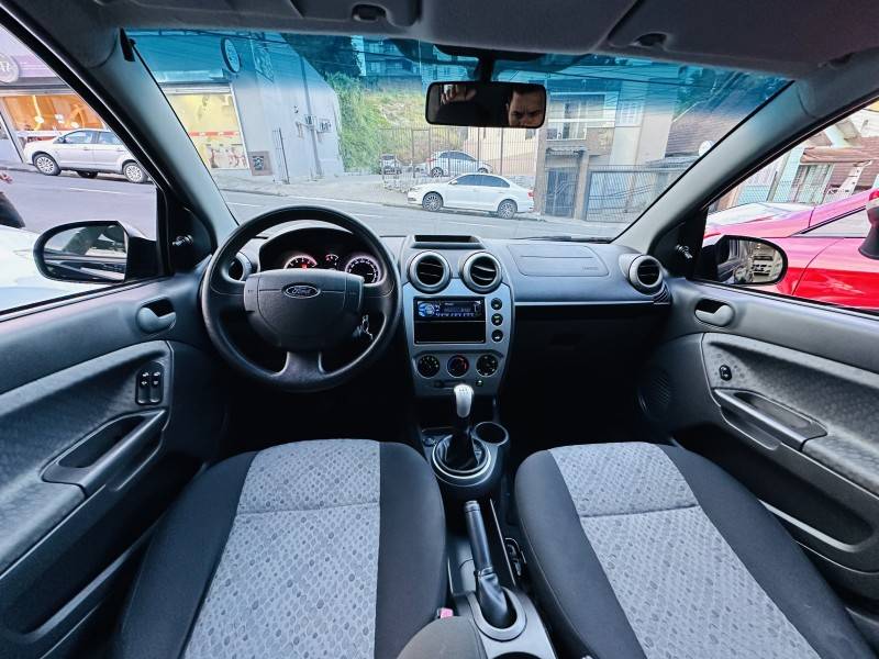 FORD - FIESTA - 2014/2014 - Preta - R$ 32.900,00