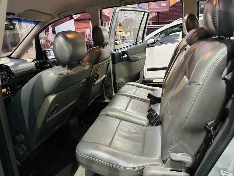 CHEVROLET - ZAFIRA - 2008/2008 - Prata - R$ 35.900,00