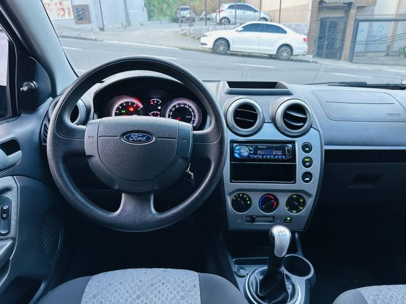 FORD - FIESTA - 2014/2014 - Preta - R$ 32.900,00