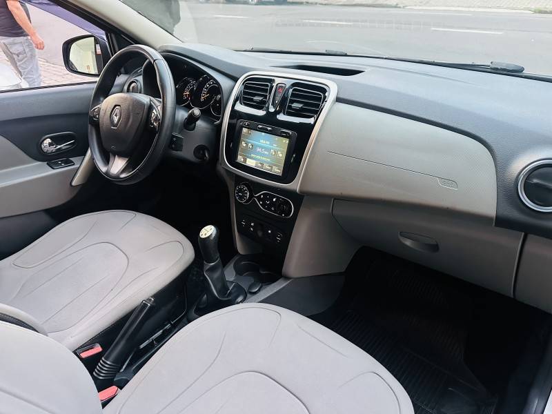 RENAULT - LOGAN - 2014/2014 - Prata - R$ 38.900,00