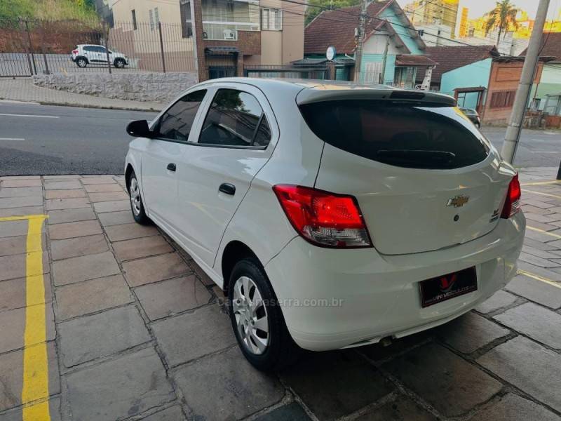 CHEVROLET - ONIX - 2018/2018 - Branca - R$ 47.900,00