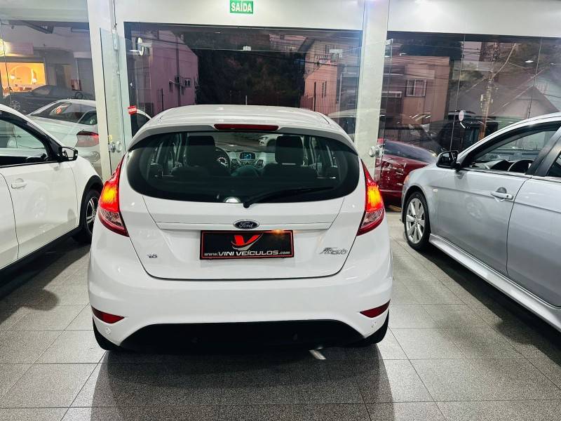FORD - FIESTA - 2016/2016 - Branca - R$ 51.900,00