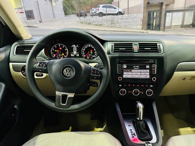 VOLKSWAGEN - JETTA - 2013/2013 - Branca - R$ 73.900,00