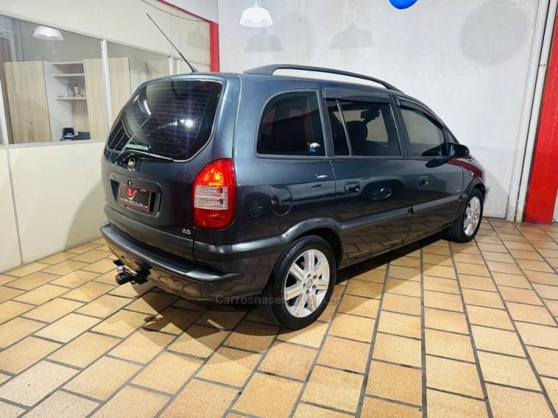 CHEVROLET - ZAFIRA - 2008/2008 - Cinza - R$ 34.900,00