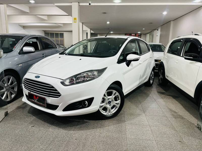 FORD - FIESTA - 2016/2016 - Branca - R$ 51.900,00