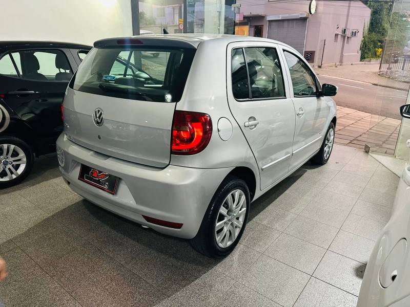 VOLKSWAGEN - FOX - 2010/2010 - Prata - R$ 28.900,00