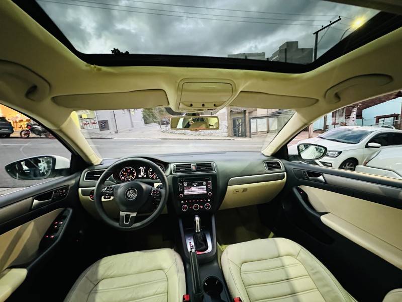 VOLKSWAGEN - JETTA - 2013/2013 - Branca - R$ 73.900,00