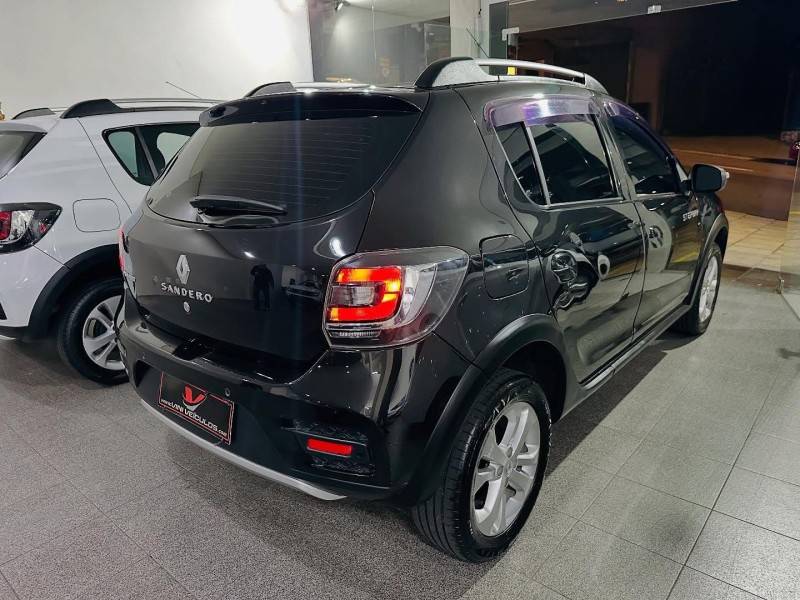 RENAULT - SANDERO - 2015/2015 - Preta - R$ 44.900,00