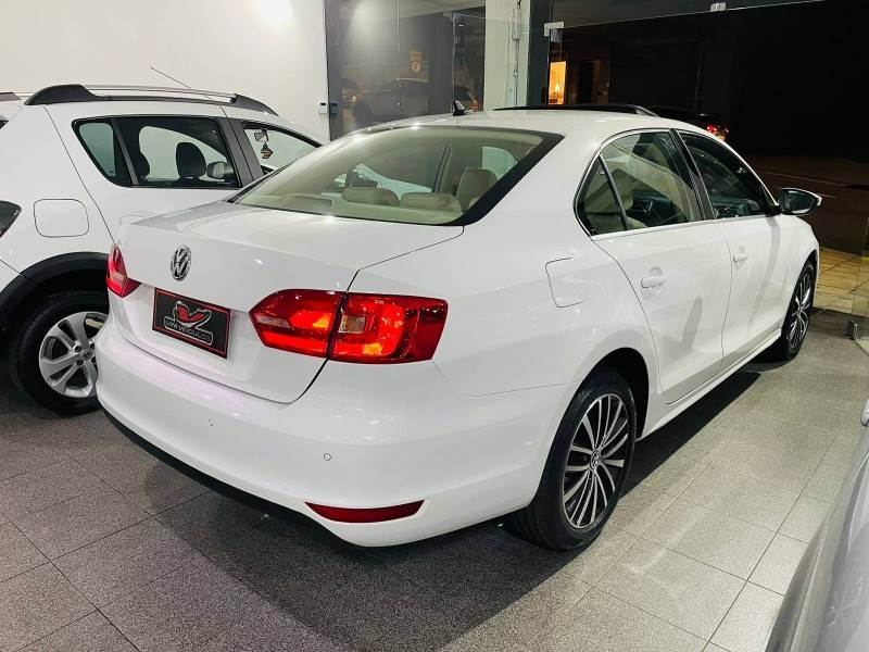 VOLKSWAGEN - JETTA - 2013/2013 - Branca - R$ 73.900,00