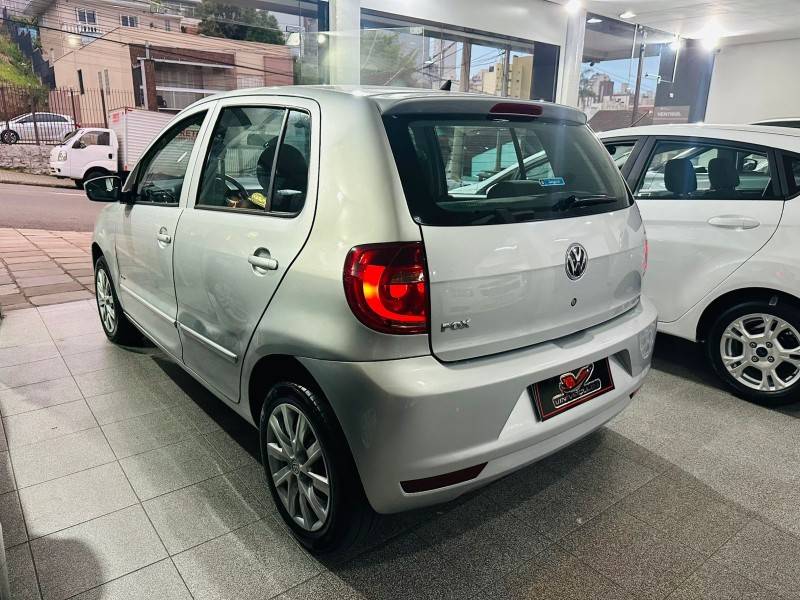 VOLKSWAGEN - FOX - 2010/2010 - Prata - R$ 28.900,00