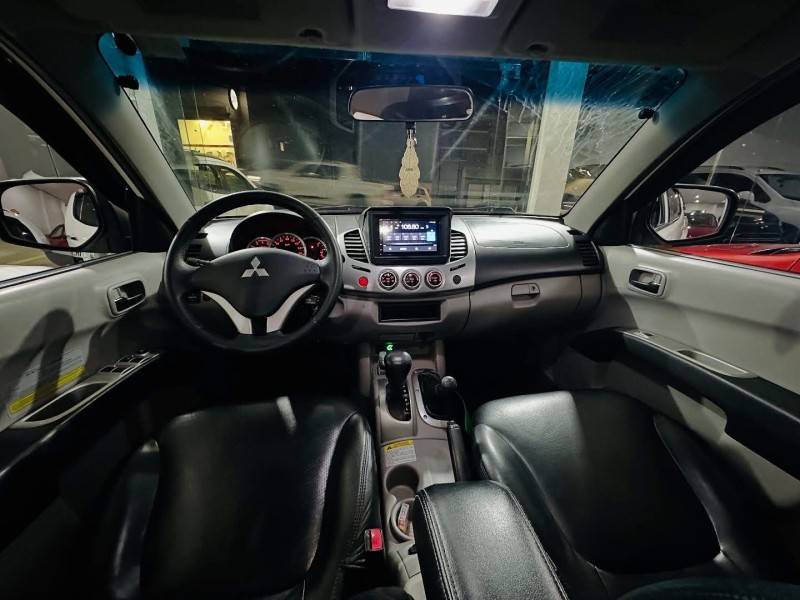 MITSUBISHI - L200 TRITON - 2011/2011 - Branca - R$ 105.900,00