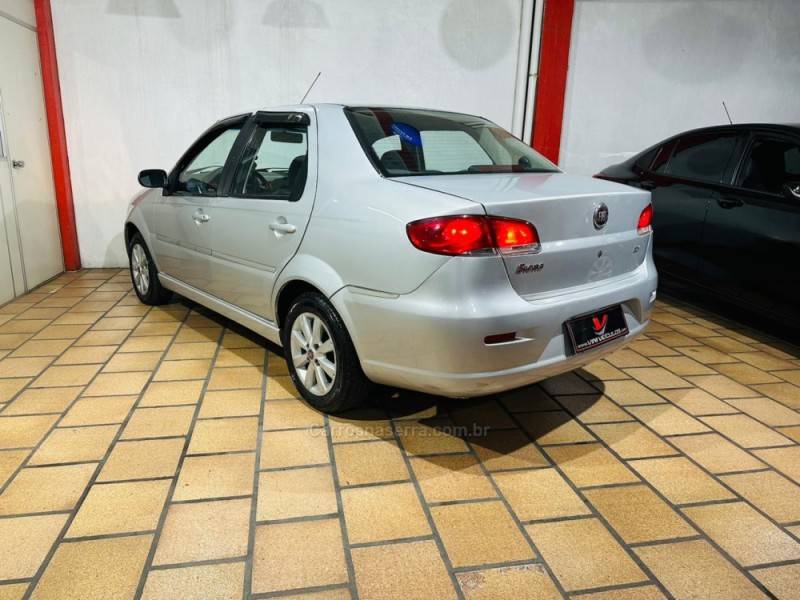 FIAT - SIENA - 2010/2010 - Prata - R$ 31.900,00