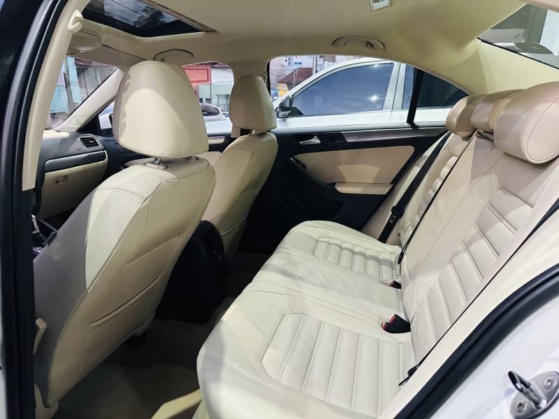 VOLKSWAGEN - JETTA - 2013/2013 - Branca - R$ 73.900,00
