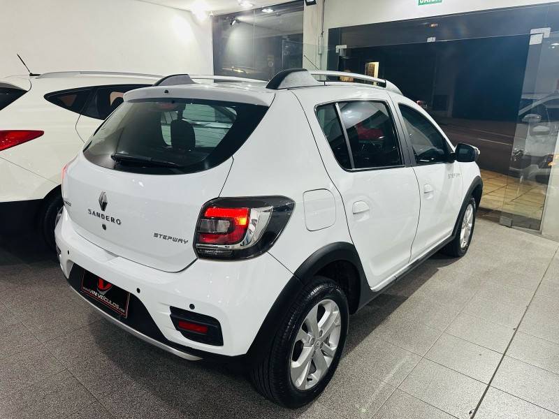 RENAULT - SANDERO - 2019/2019 - Branca - R$ 56.900,00