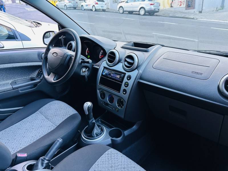 FORD - FIESTA - 2014/2014 - Preta - R$ 32.900,00