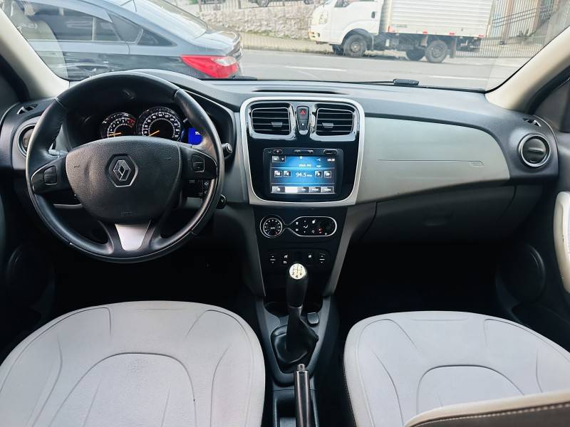 RENAULT - LOGAN - 2014/2014 - Prata - R$ 38.900,00