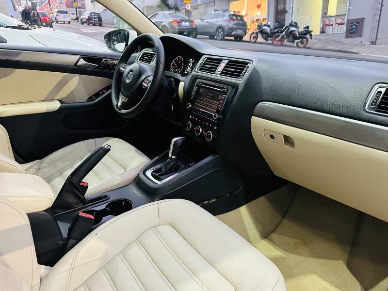 VOLKSWAGEN - JETTA - 2013/2013 - Branca - R$ 73.900,00