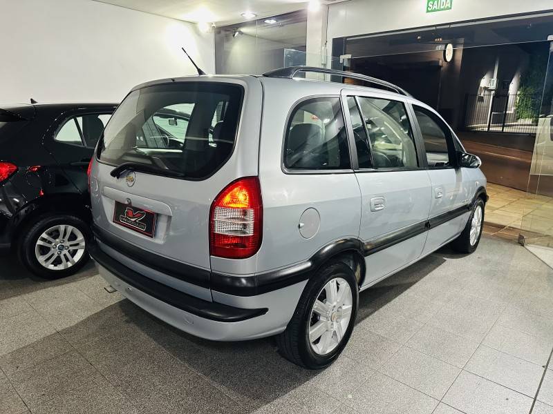 CHEVROLET - ZAFIRA - 2008/2008 - Prata - R$ 35.900,00