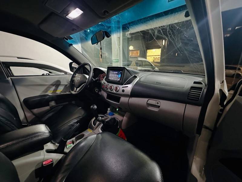 MITSUBISHI - L200 TRITON - 2011/2011 - Branca - R$ 105.900,00